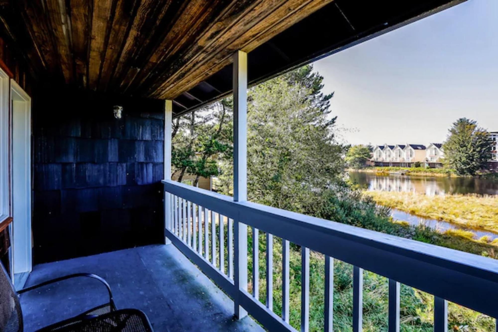 Coast River Inn By Oyo Seaside Exterior foto